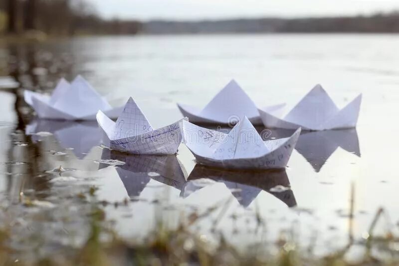 Бумажный корабль на воде. Бумажный корабль плывет по реке. Эстетика корабль бумажный в реку. Бумажный корабль плывет по реке фото.