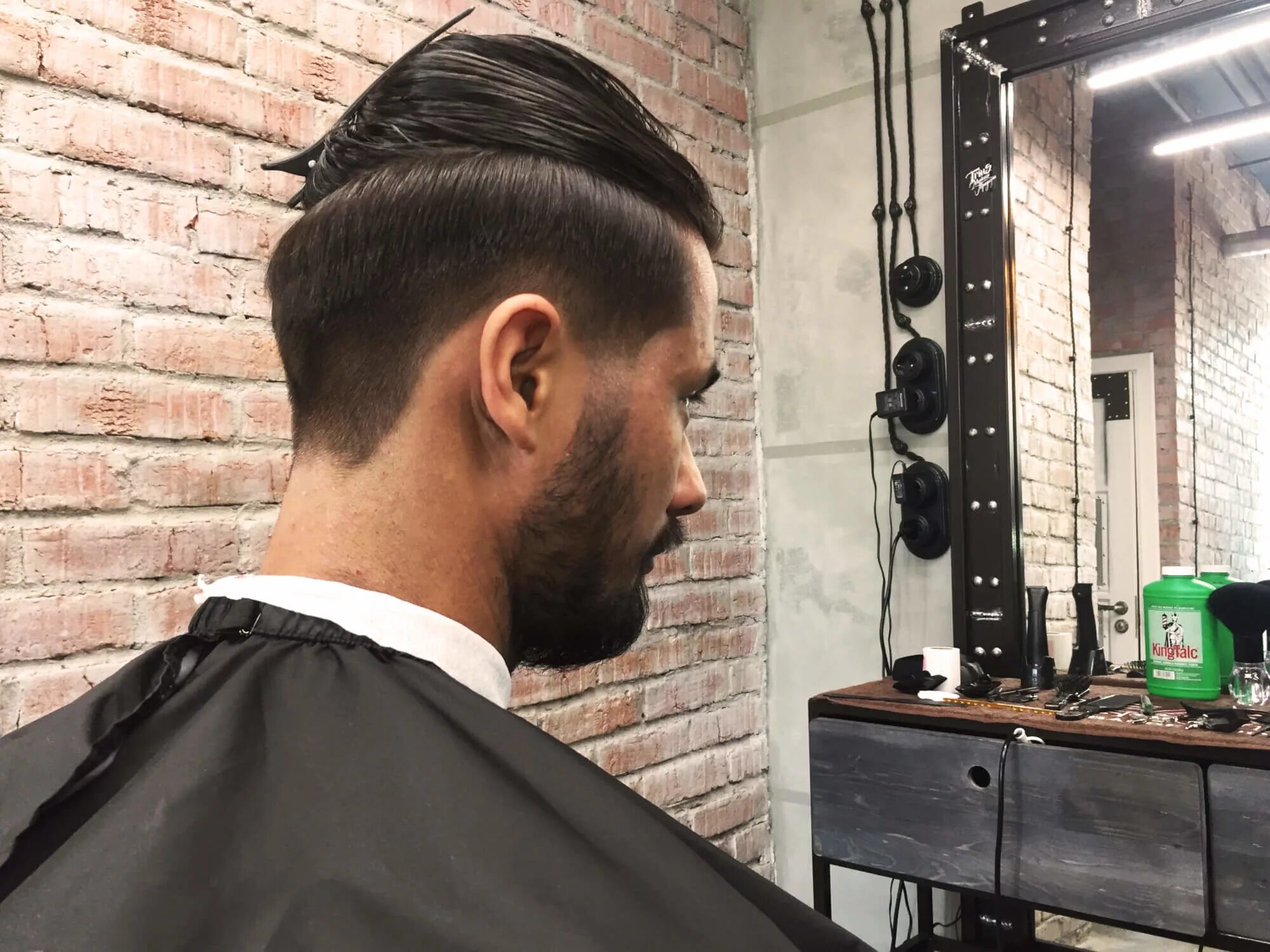 Barber 3. Парикмахерская мужская стрижка. Барбершоп стрижки. Прически барбершоп. Прически барбершоп мужские.