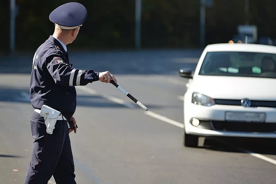 Новые штрафы авто. Инспектор ГИБДД. Сотрудник ГИБДД. Полицейский на дороге. Полицейский ДПС.