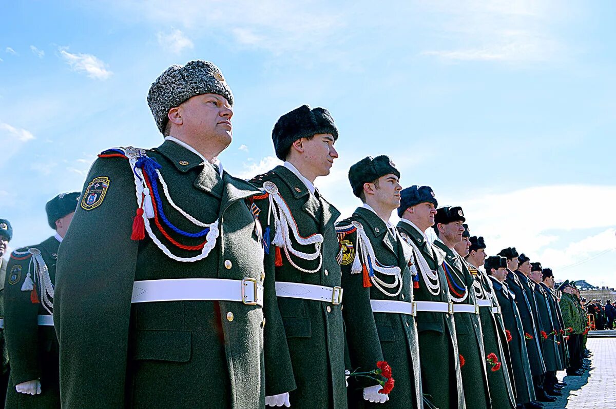 суворовское училище ставрополь. равняйсь смирно. человек в стойке смирно. смирно н в. равняйсь смирно.