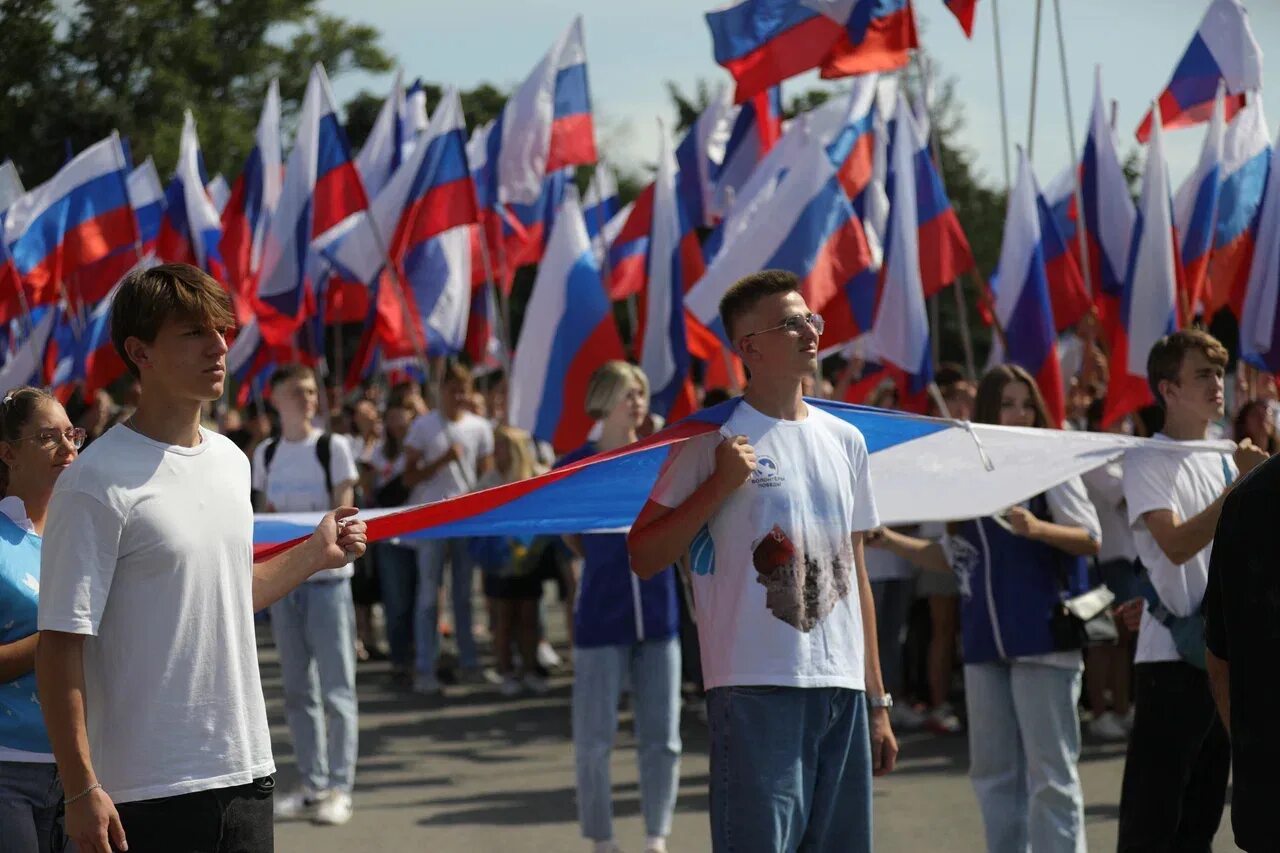 Шествие с флагами. Парад с флагами. День государственного флага. День России шествие. Игры будущего парад флагов