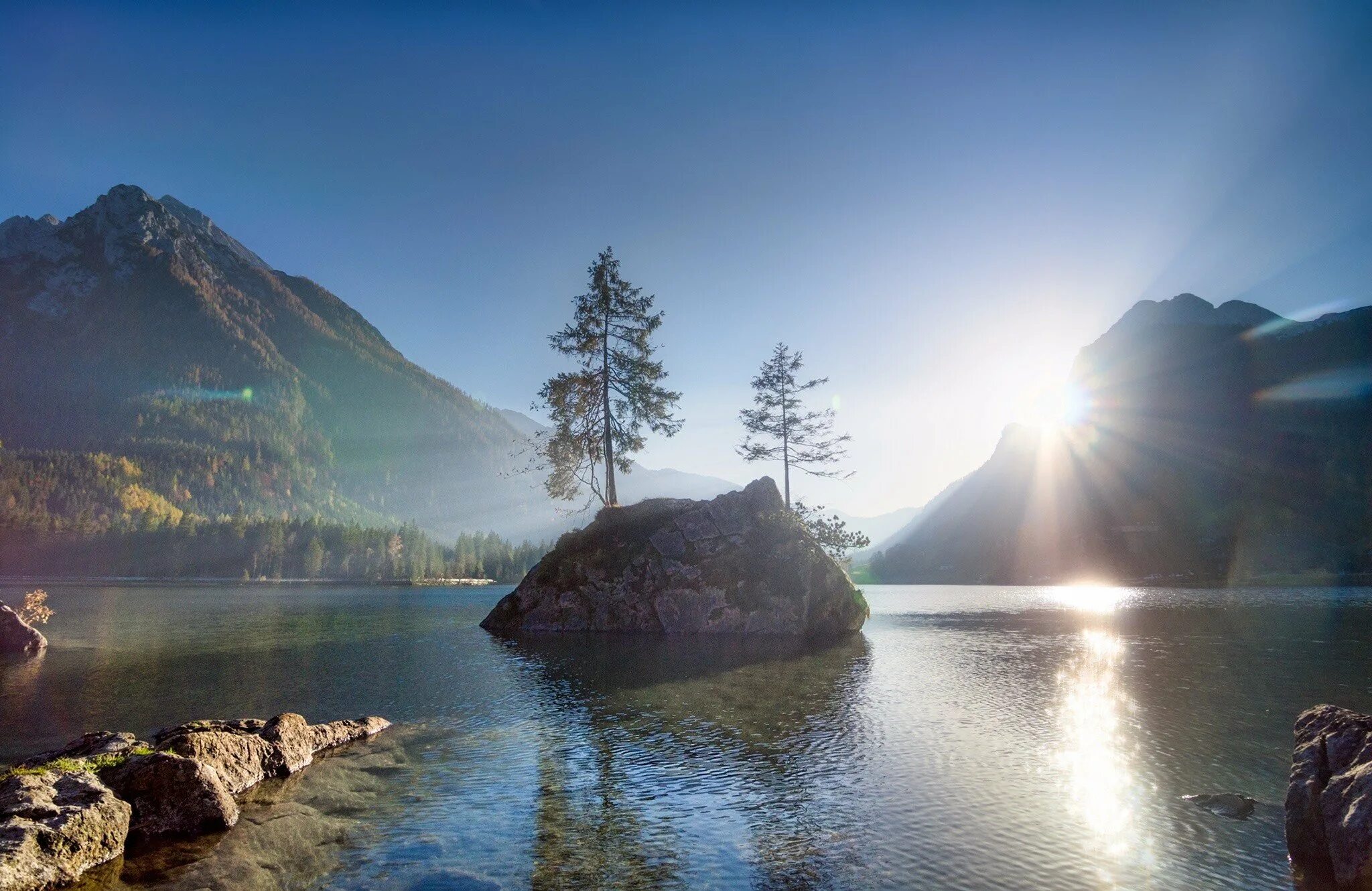 Красивый пейзаж. Горы озеро рассвет. Рассвет на Горном озере. Раннее утро в горах.