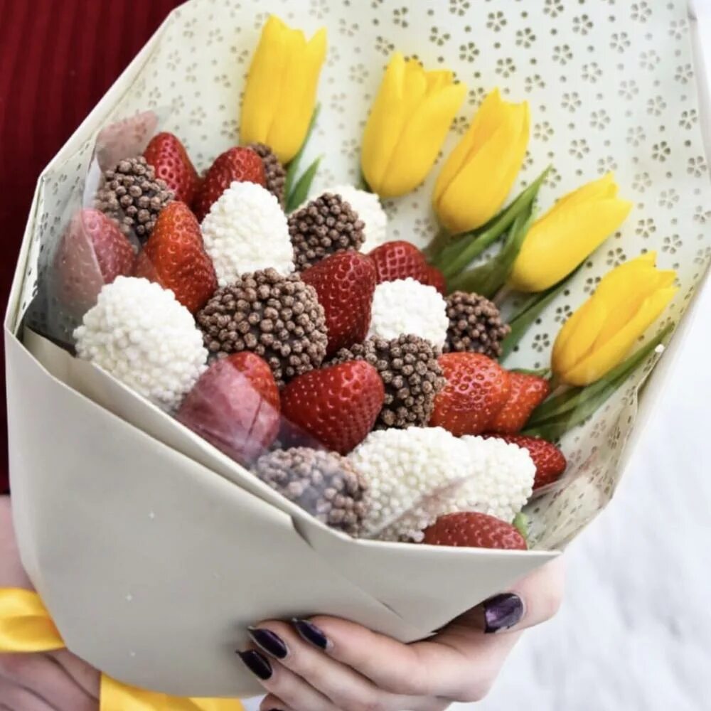 Клубника в шоколаде с тюльпанами букет. Клубника в шоколаде с тюльпанами. Букет из клубники и цветов. Букет с клубникой. Букет из свежей клубники.