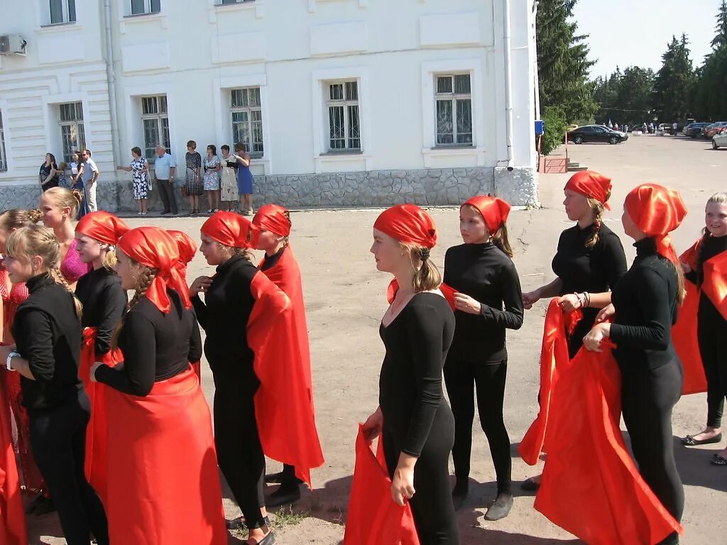 Посёлок Кромы. Дом культуры Кромы. ДК Кромы Орловская область. Площадь поселка Кромы.