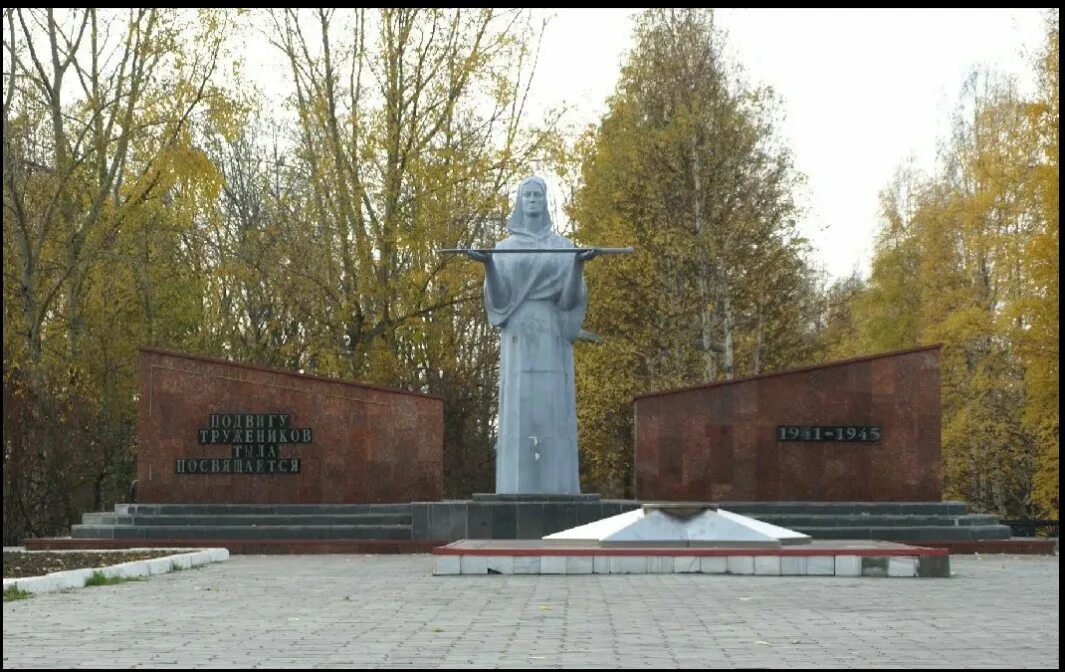 Площадь города лесной. Вечный огонь город лесной свердловская область. мемориал город лесной.