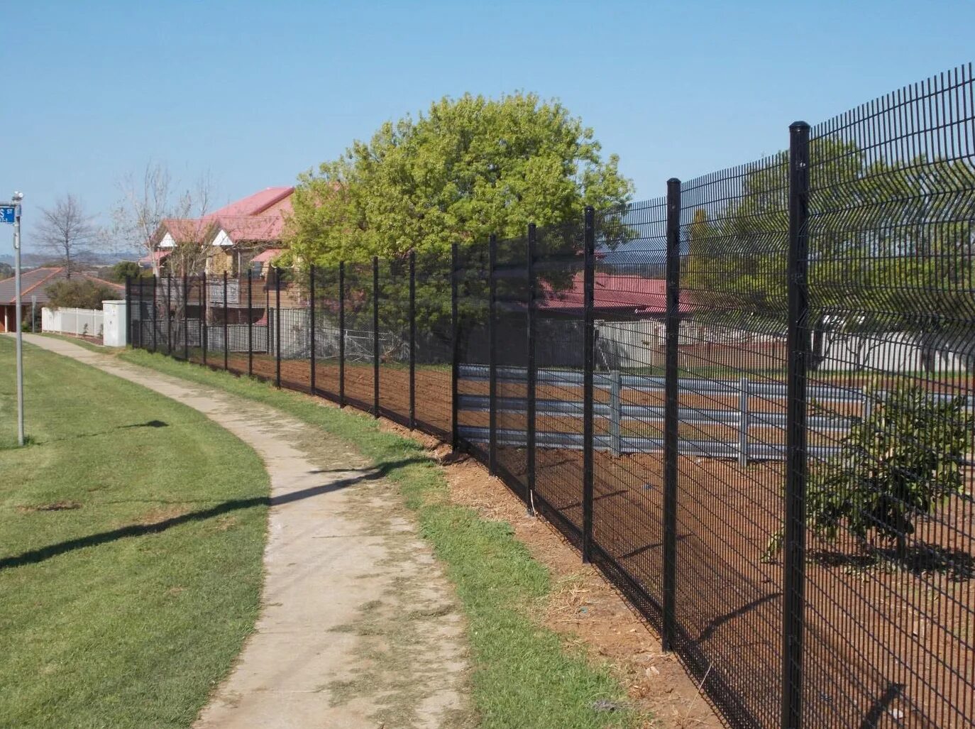 Забор пожарно прикладной спорт. Защитное ограждение sas21971. Спортивный домик для пожарных. Пожарный забор. Ограждение гидрантов.