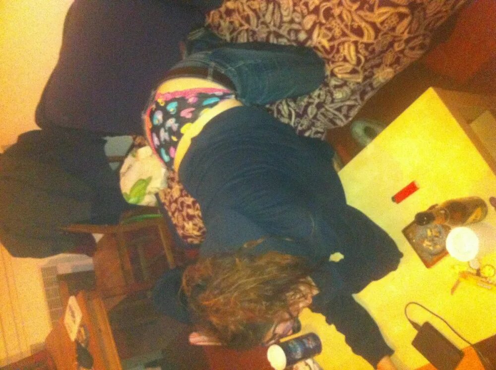 Молодежные пьянки и вечеринки. Вписка на хате. Подруги развлекаются. Пьянка девушек. Девки со вписок.