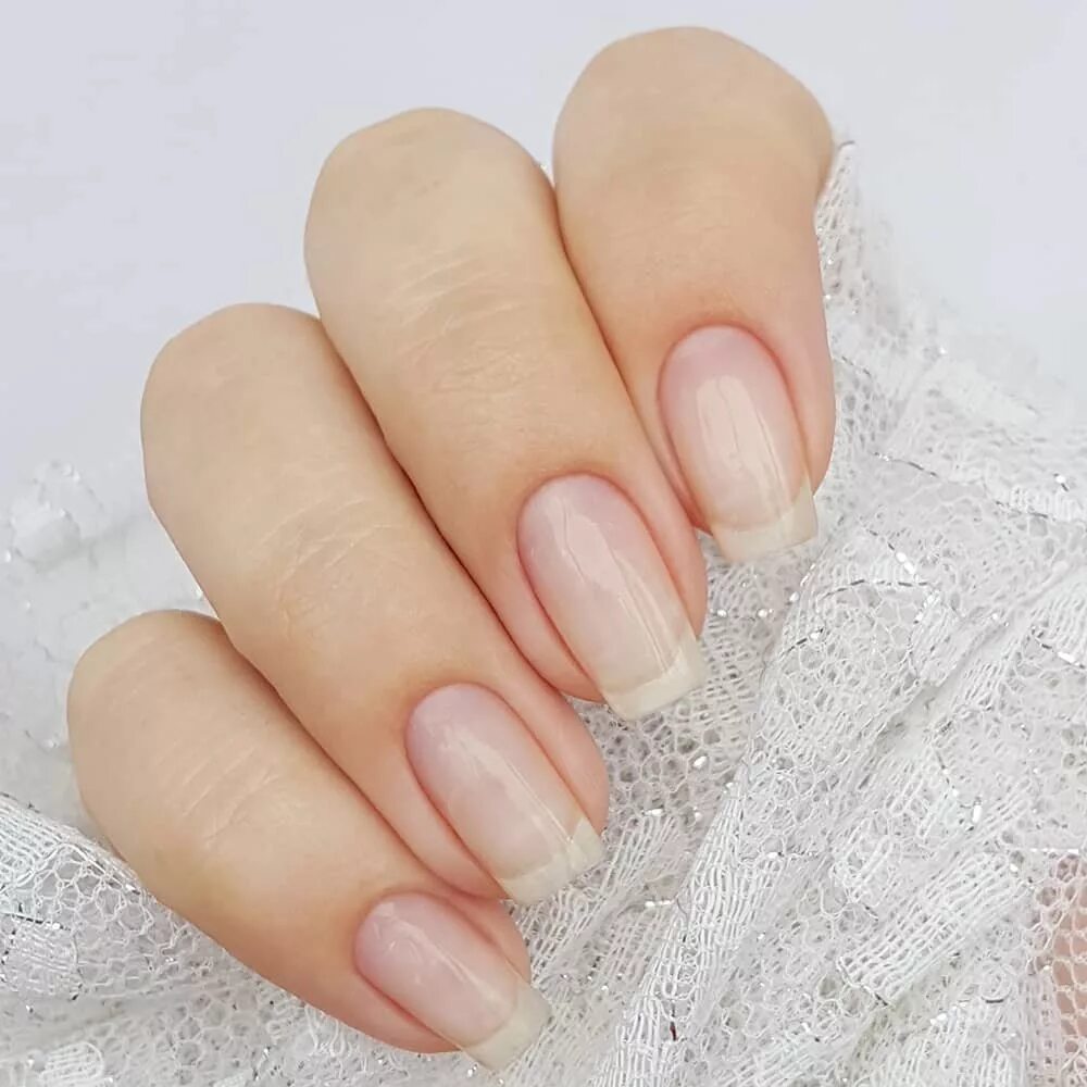 Нюдовый градиент френч. Нюдовый градиент. Маникюр градиент нюдовый. Маникюр нюдовый белый молочный. Гель лак нюд градиент.