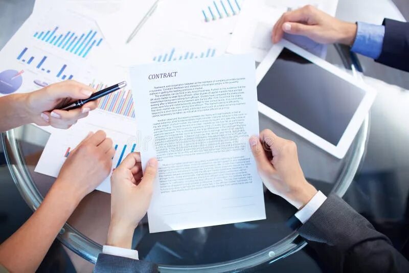 Contract controlling. Обсуждение договора. договор стоковое фото. обсуждают договор. cooperation contract z-fill.