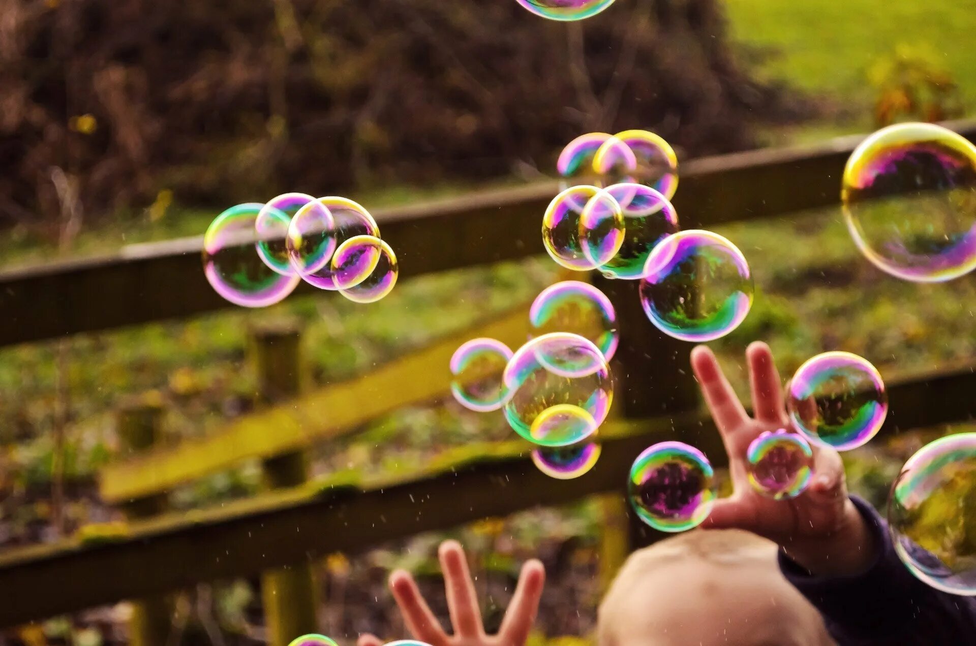 Мыльные пузыри. Цветные мыльные пузыри. Огромные мыльные пузыри. Дети и мыльные пузыри. Покажи картинку пузыри