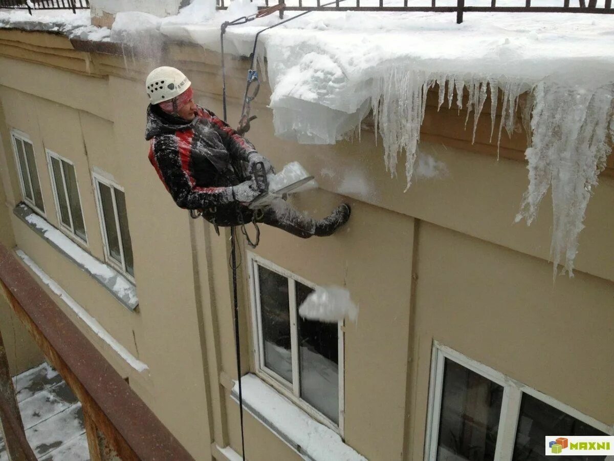 Уборка снега с крыш. Очистка крыш от снега. Сосульки на водосточных трубах. Промышленный альпинизм. Удаление сосулек.