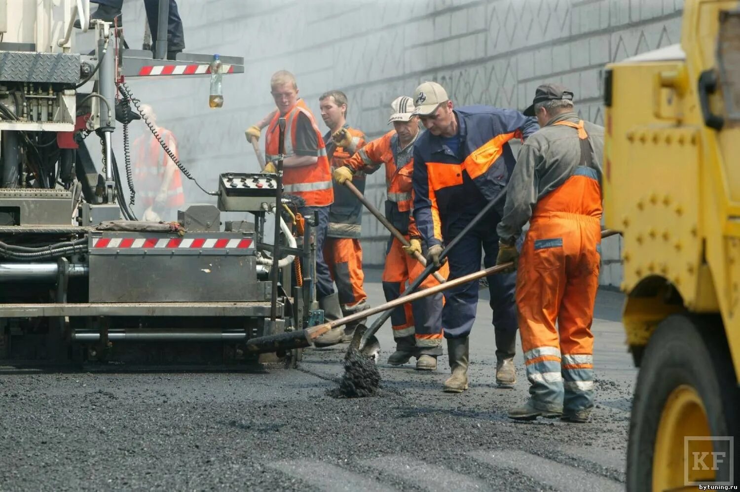 Дорожный строитель. Дорожный рабочий. Дорожный рабочий. Работники дорожного хозяйства. Дорожный рабочий.
