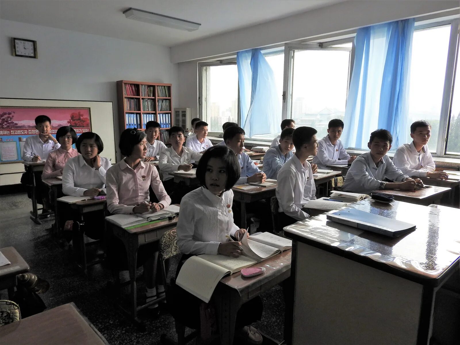 Старшая школа в Северной Корее. Средняя школа Северной Кореи. Средняя школа в Южной Корее. Образование в Северной Корее средняя школа. Корейская старшая школа