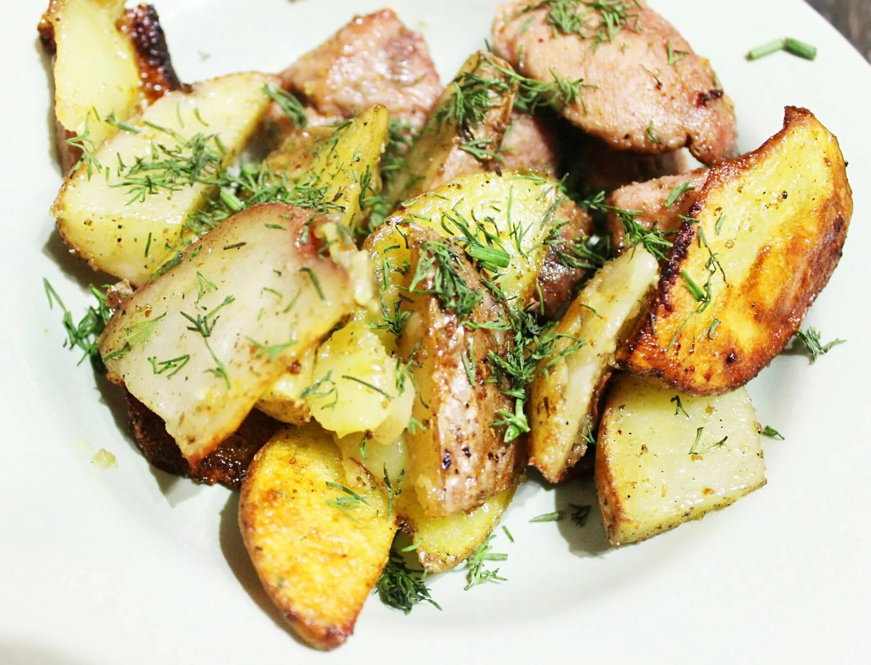 Приготовить картошку в духовке с мясом свинины. Свинина с картошкой. свинина с картофелем в духовке. свинина запеченная с картофелем. печеная картошка в духовке со свининой.