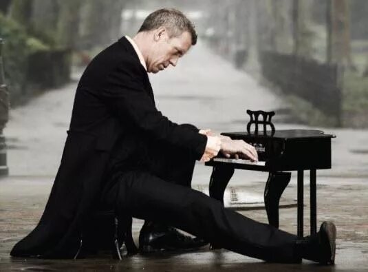 Didn t it rain. Хью лори гиф. Didn t it rain. Laurie hugh "didn't it rain". Хью лори за роялем.