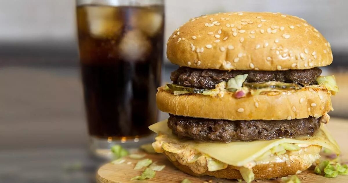 сборка биг мака. рецепт биг мака. состав биг мака в макдональдсе. состав бургера биг тейсти.