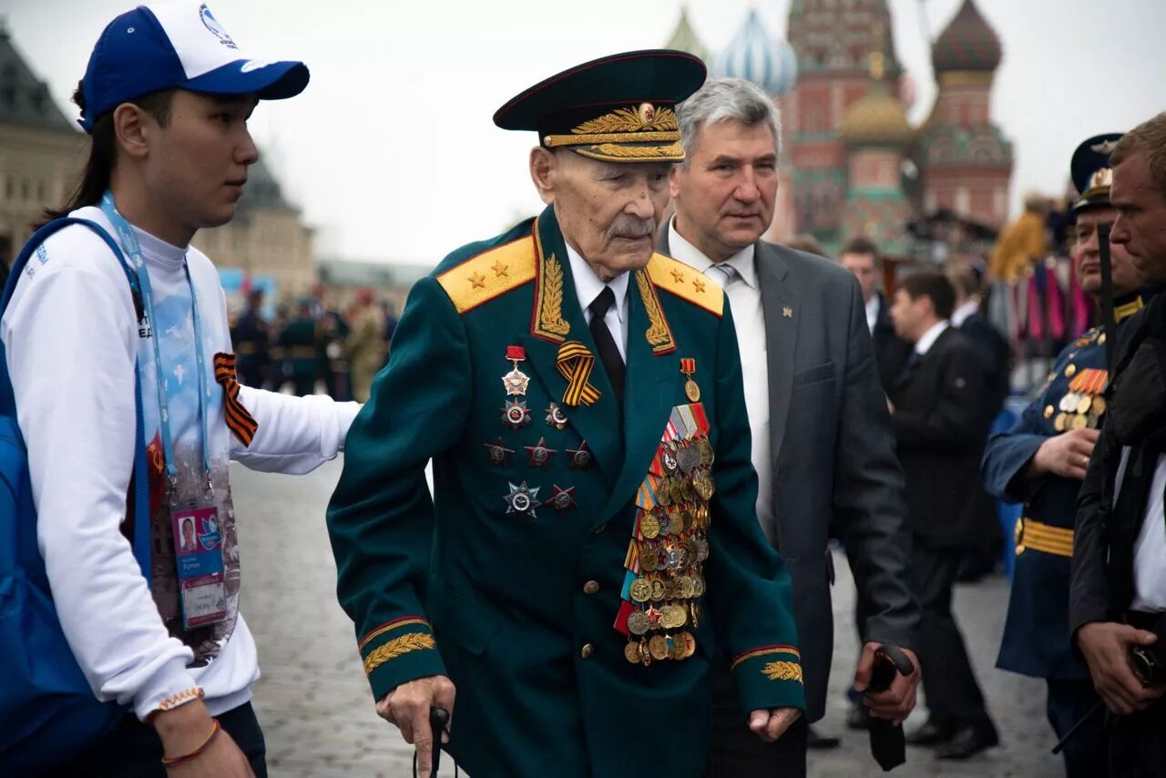 Когда ветераны идут на парад. Ветераны на параде Победы. Ветераны на красной площади. Парад ветеранов на красной площади. Парад Победы на красной площади ветераны.