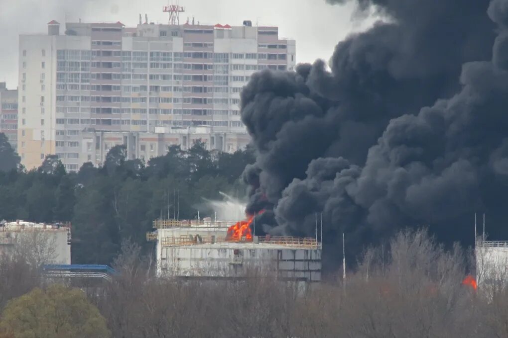 Брянское нападение. Пожар на нефтебазе в Брянске. Брянск горит Нефтебаза. Нефтебаза Брянск 25 апреля 2022. В Брянской области горят нефтебазы.