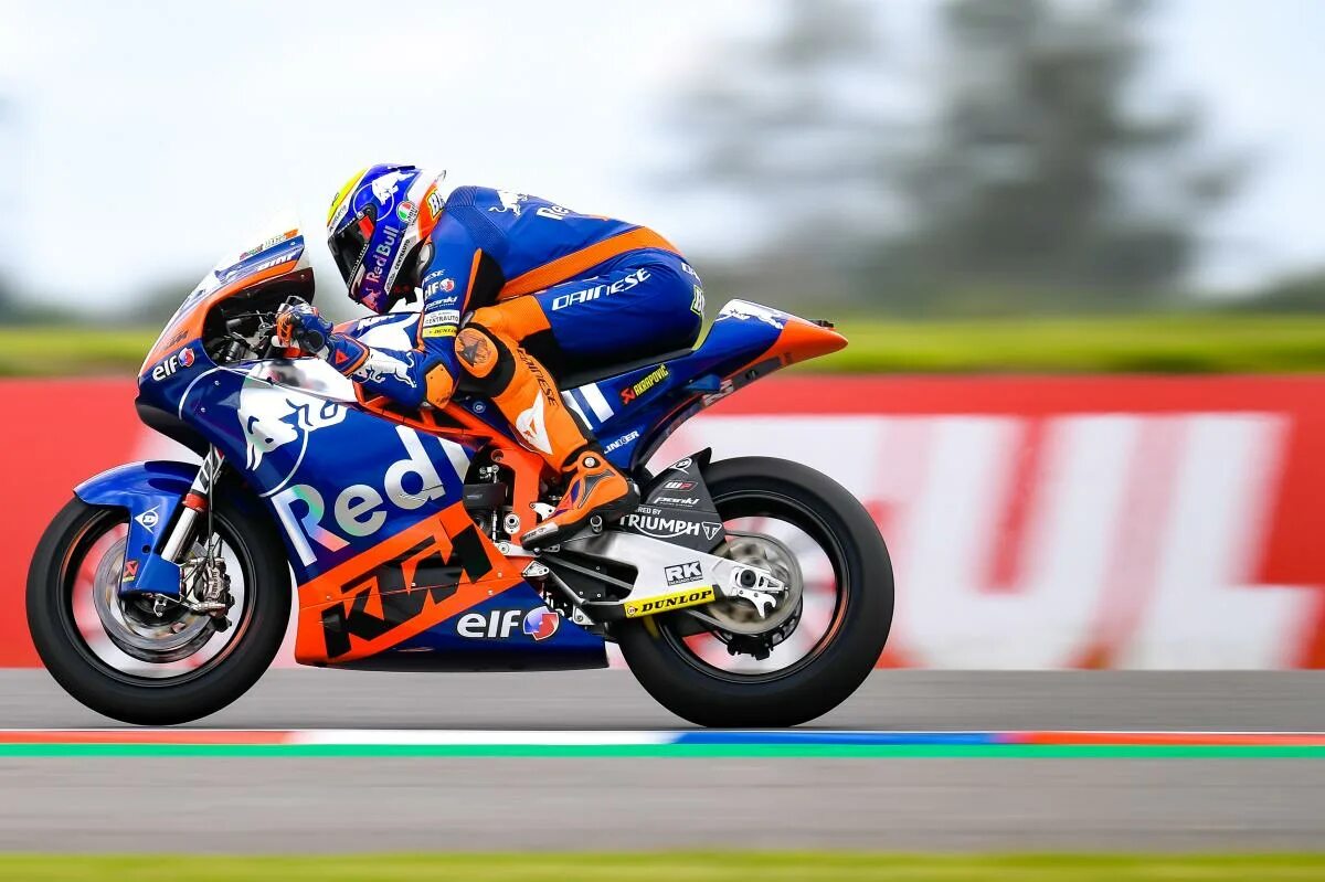 Мотоциклы априлия модельный ряд. Огромный мотоцикл. Мото ред булл. Red bull ktm helmet 2005. Маскот 3 мотоцикл.