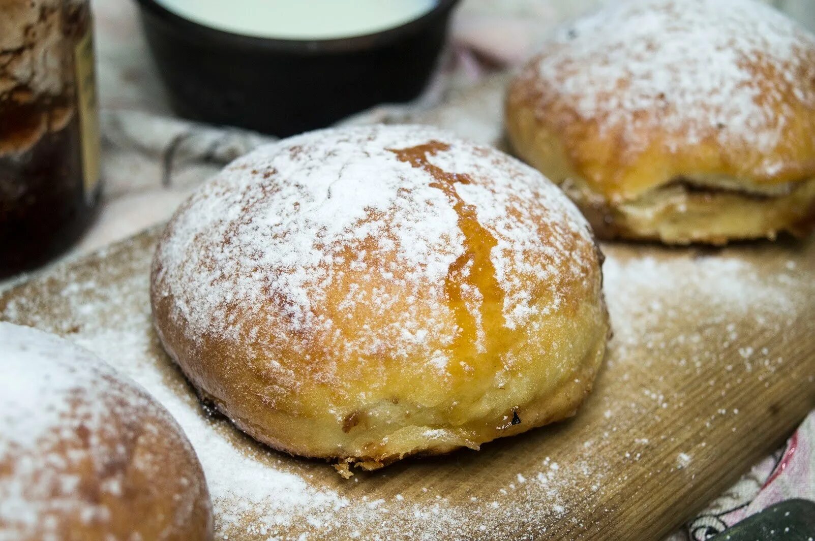 Сметанные булочки. Булочки с джемом. Булочка с молоком. Ангельские булочки. Нежные воздушные булочки к чаю