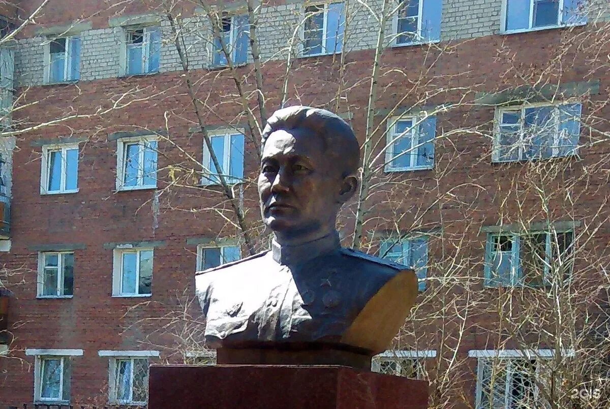 Жамбыл ешеевич тулаев. Тулаев жамбыл ешеевич снайпер. жамбыл ешеевич тулаев герой советского союза. герой великой отечественной войны 1941-1945 бурят жамбыл тулаев. памятник тулаеву жамбылу ешеевичу.