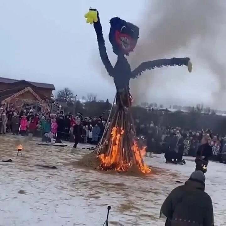 Чучело в Липецкой области на Масленице. Сжигание Масленицы. Сожжение чучела на Масленицу. Необычное чучело Масленицы. Сжигание чучела на масленицу история