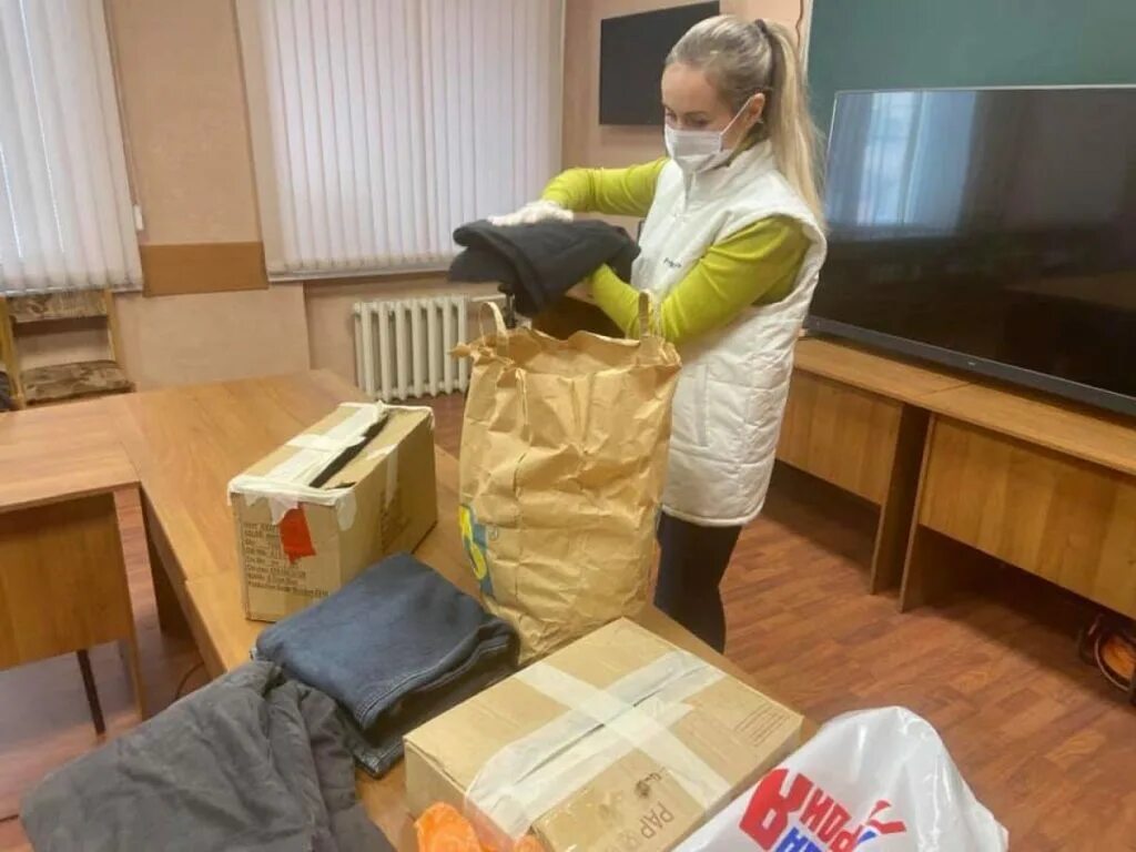 Помощь в сборе вещей. Волонтеры вещей. сбор одежды для нуждающихся. волонтеры по сбору одежды. добрые вещи благотворительный фонд.