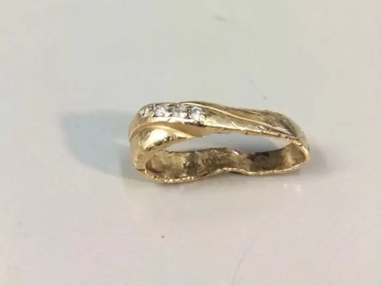 Сломанное кольцо. Помятое кольцо. Смятое обручальное кольцо. Погнутое обручальное кольцо. Сломанное золотое кольцо
