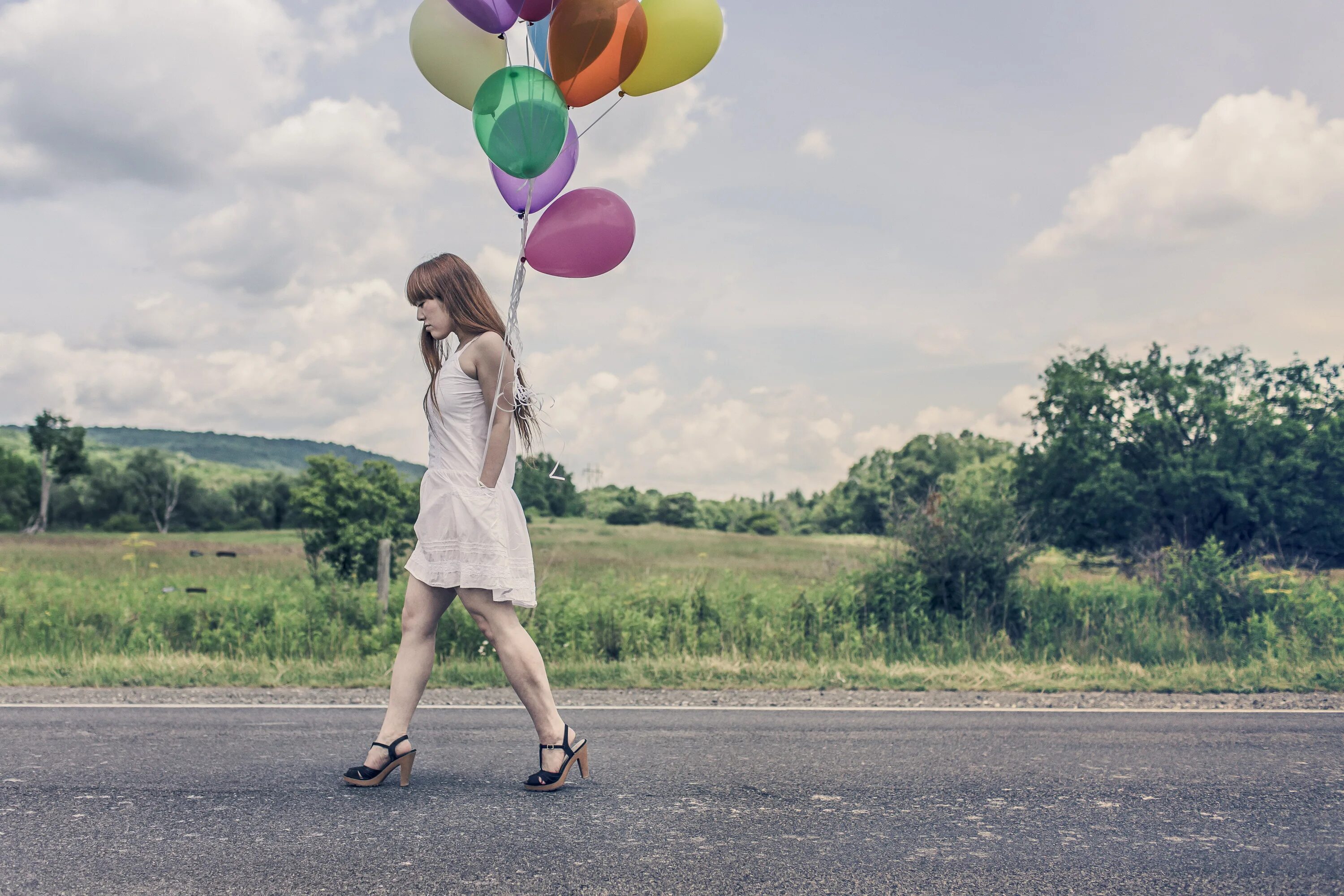 Девушка с воздушными шарами. Фотосессия с воздушными шариками. Девочка с воздушным шариком. Человек с воздушными шарами.