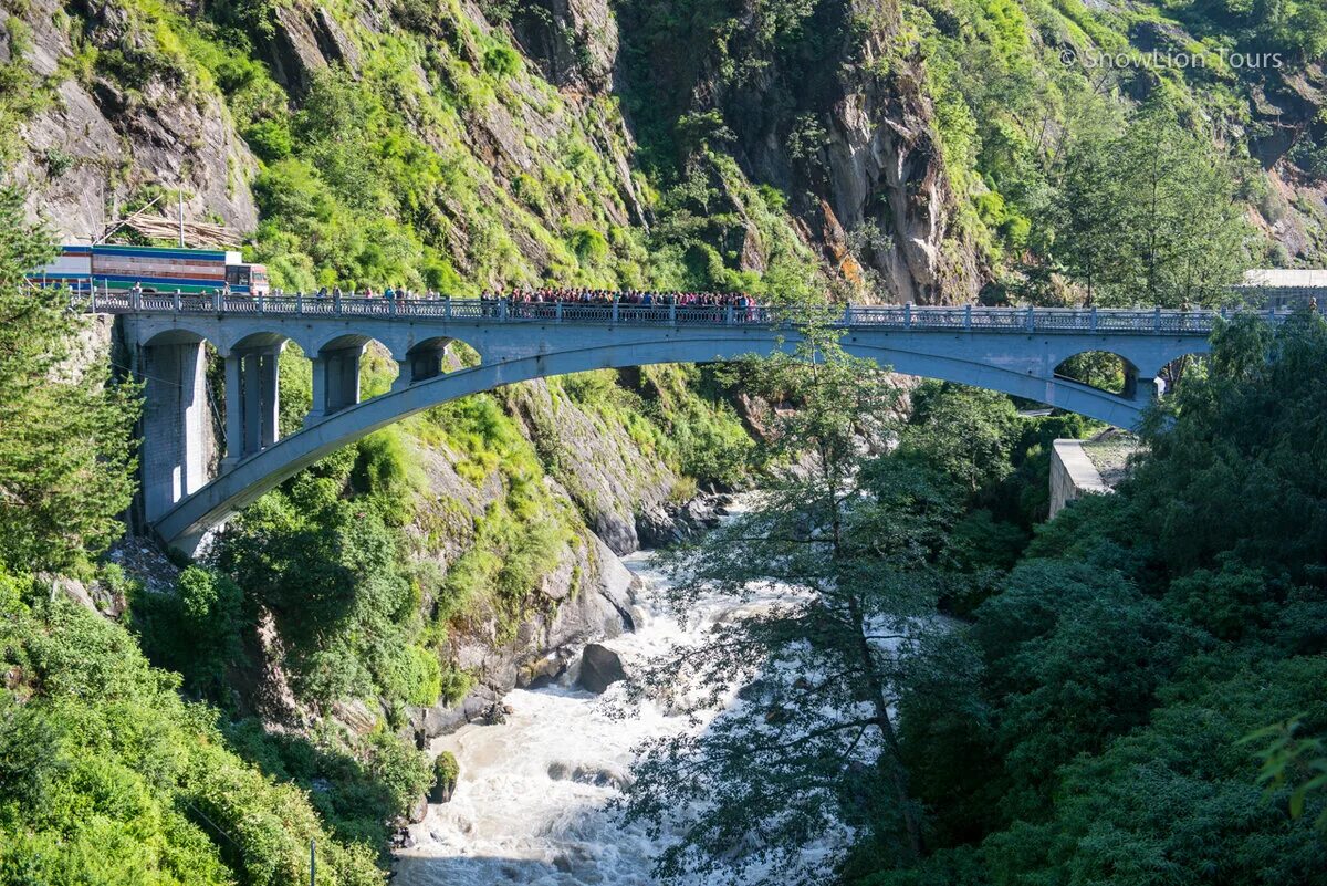 Asia river. Меконг в Тибете. Реки Азии. Реки Азии известные. Мост через реку ну в Тибет.