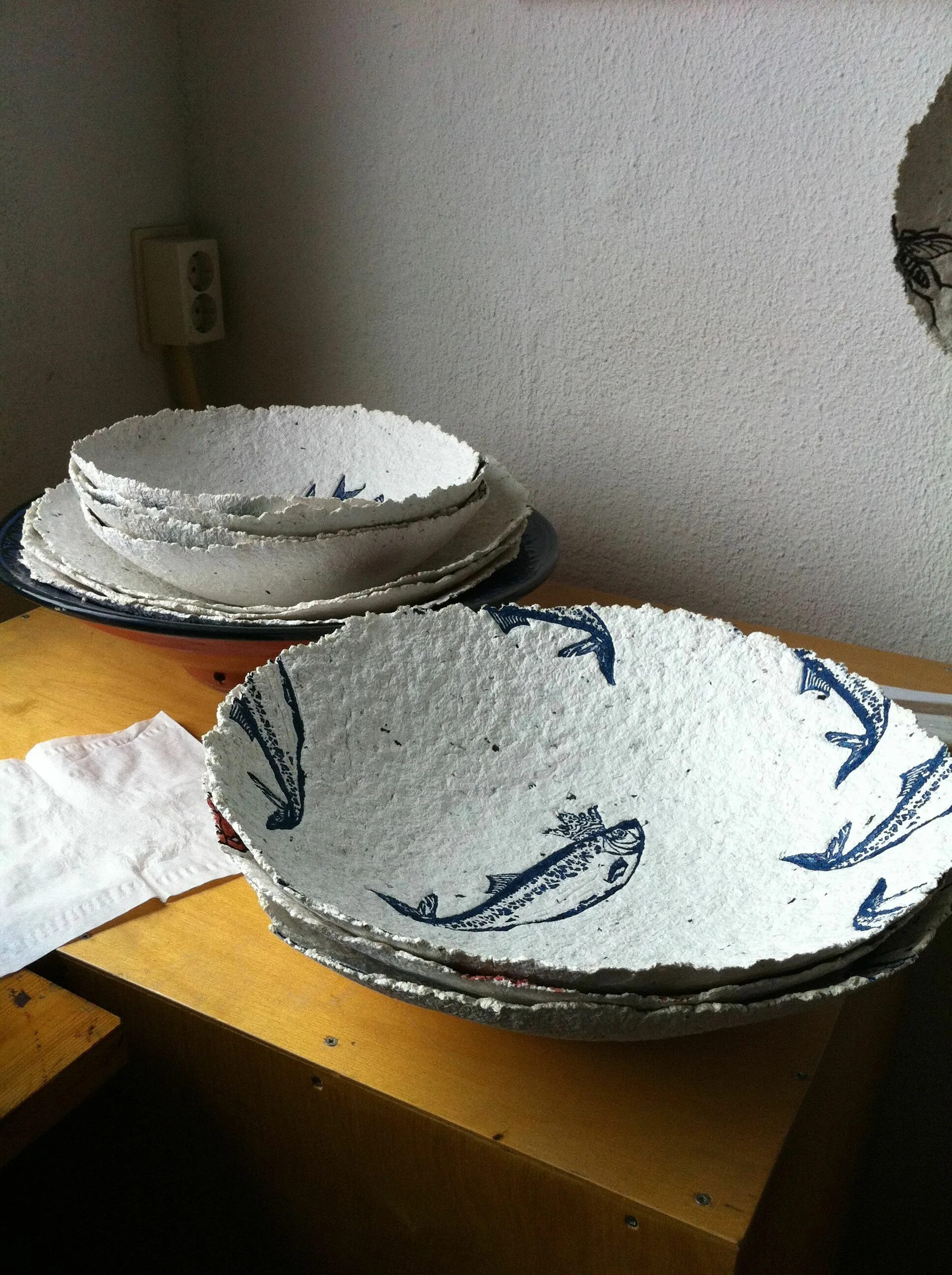 Техники папье маше. Обклеить папье маше. Папье маше из газеты. Обклеить папье маше. Папье маше изделия.