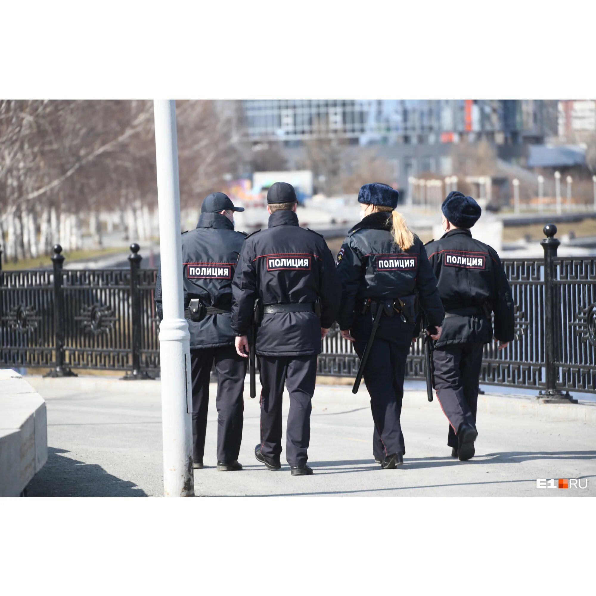 Крайняя необходимость фото. Полицейский россии на улице. Полиция в центре москвы. Почему на улицах много полиции. Куча полиции.