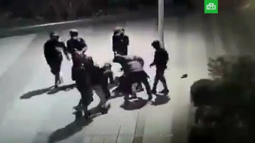Полное видео нападения на крокус. Толпой избивают украинца.