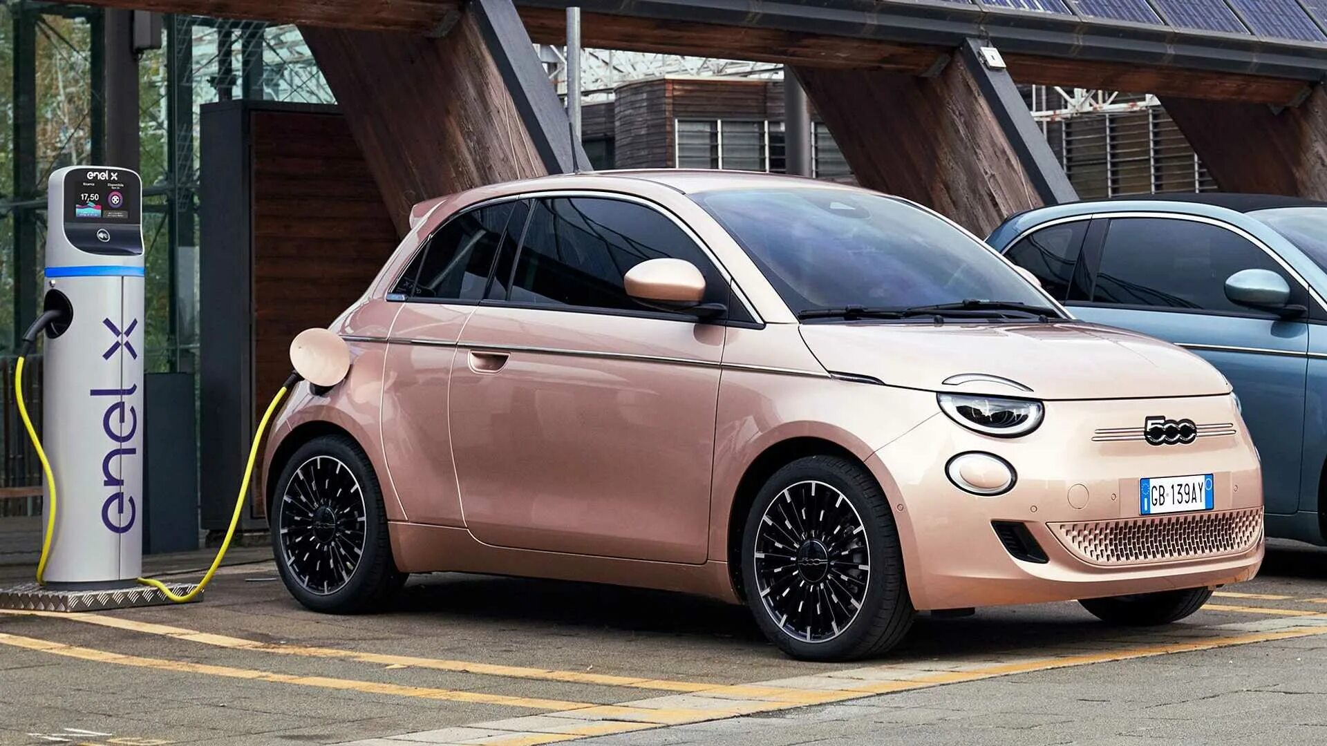 Fiat 5. Fiat 500 red white. На все готова фиат 5mewmet. Fiat 500. Луиджи универсал фиат 500 giardiniera.