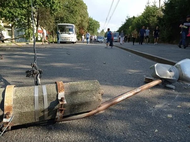 На какой улице в белгороде упал. Дорожный столб. на улице. упавшая опора лэп. фото уличной дороги.