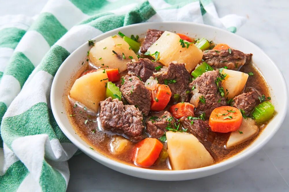 Short of food. Рагу по-ирландски (Irish Stew). Irish Stew блюдо. Блюдо Irish Beef Stew. Айриш стью с говядиной.