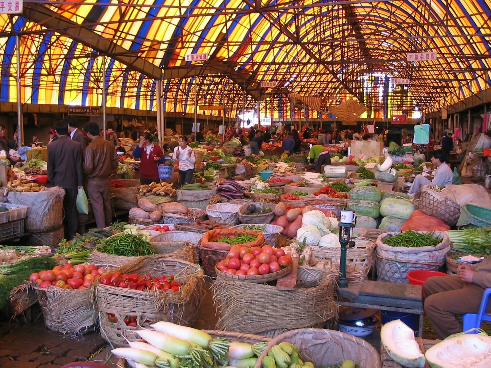 На рынке. Крытые рынки. Продуктовый рынок. Большие продуктовые рынки