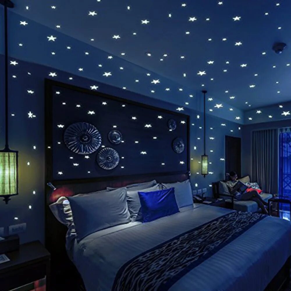 Луна освещает комнату. Комната в космическом стиле. Спальня в космическом стиле. Комната в стиле космос. Звёздный потолок в комнате.