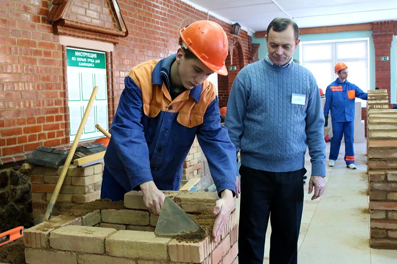 Помощник в мастерской. Рабочие профессии. Строители. Строительные рабочие. Работники на стройке.