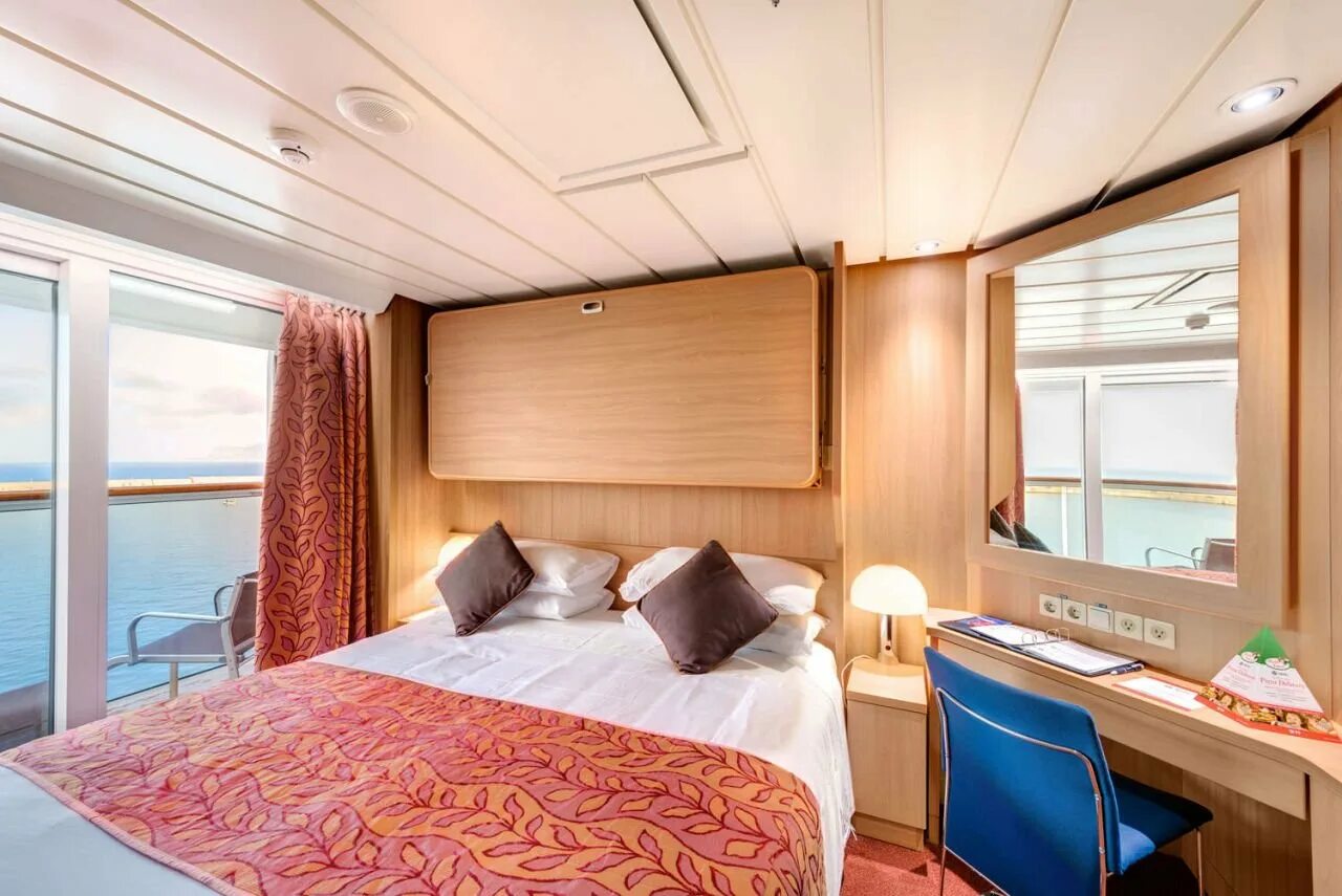 Msc lirica сьют. Msc armonia круизный лайнер. Круизный лайнер celebrity edge. Каюта с балконом. Каюта с балконом.