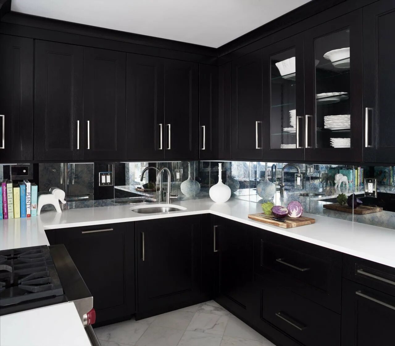 Столешница черная глянцевая. Черная глянцевая кухня икеа. Кухня ikea с черным фартуком. Кухня икеа черно белая. Икеа фасад черный глянец.