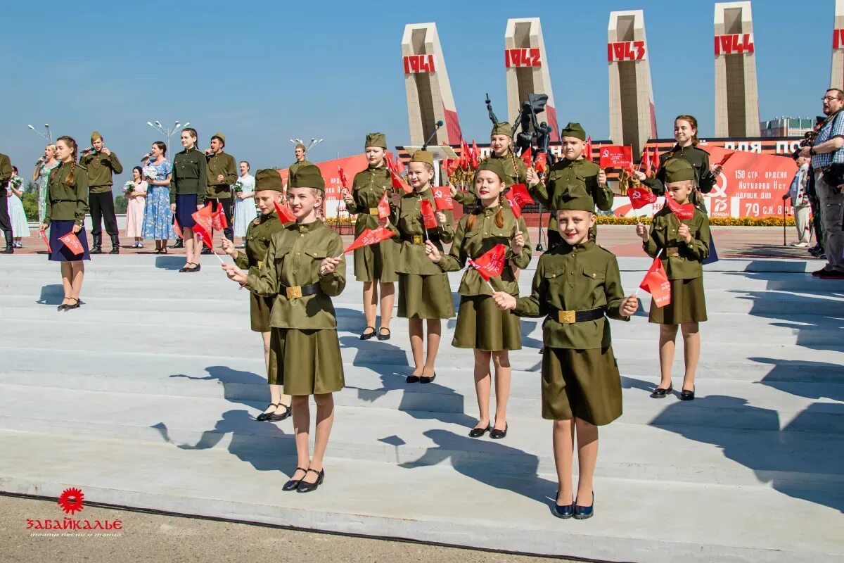 Героическое поколение. День окончания второй мировой войны фото. Девочка отмечающая 1-е мая. Военные картинки 2024.