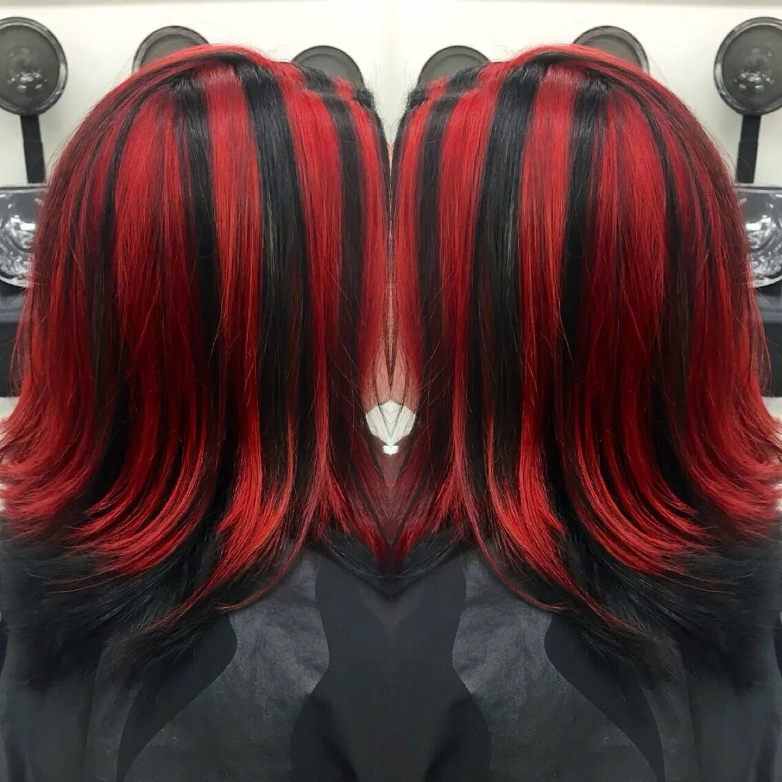 Фото волос черно красные. Красное мелирование на темные волосы. Окрашивание с красными прядями. Окрашивание волос с красными прядями. Черно красное окрашивание волос.