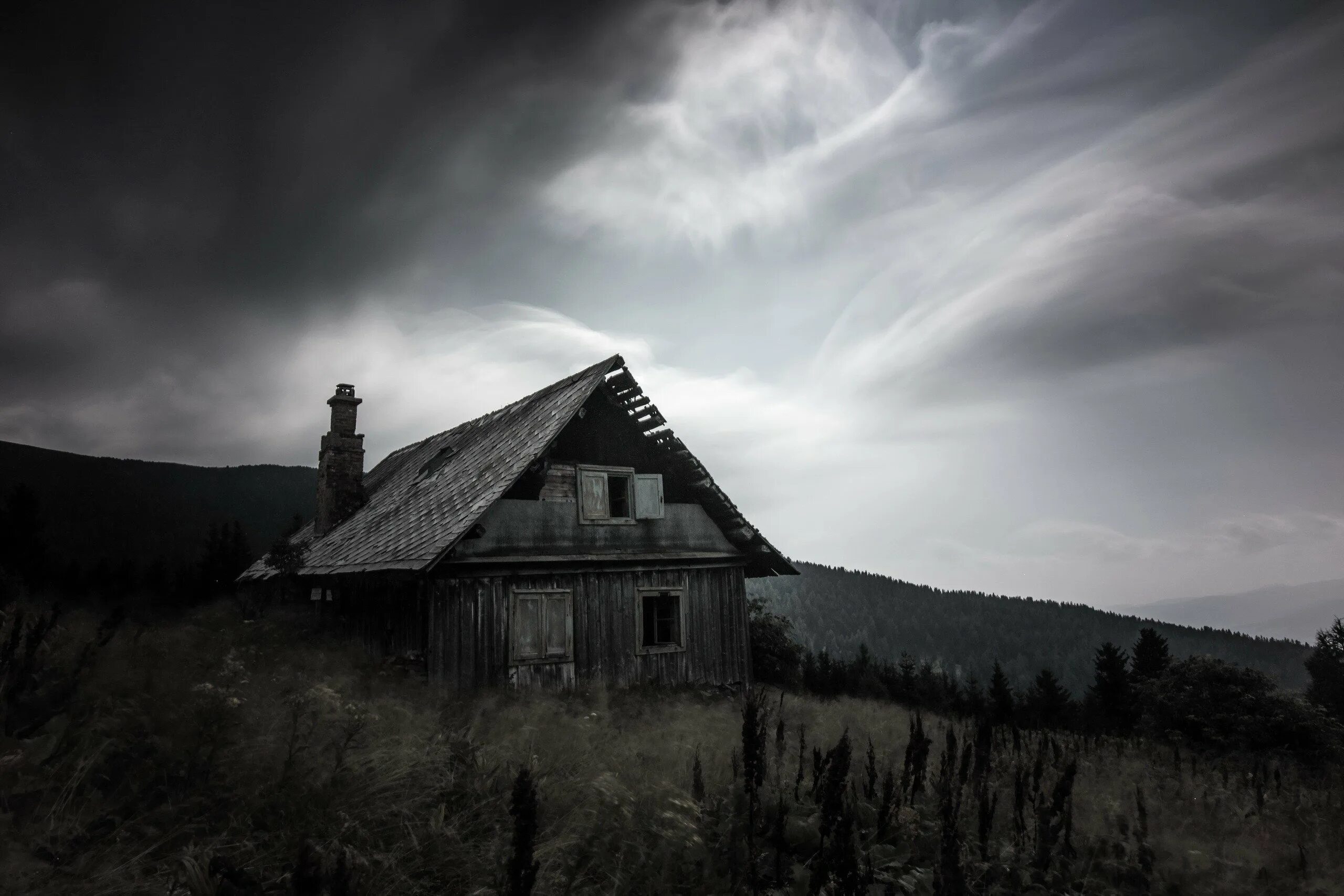 Обои старый дом. Мрачный пейзаж. Мрачный дом. Жуткий пейзаж. Одинокий домик.