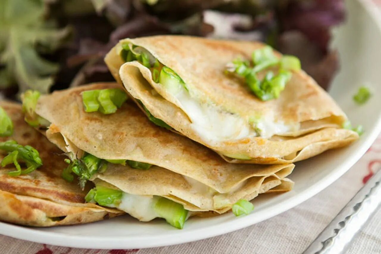 сырные блинчики. блины с укропом. сырные блинчики с зеленью. лепёшки на сковороде. оладьи с сыром.