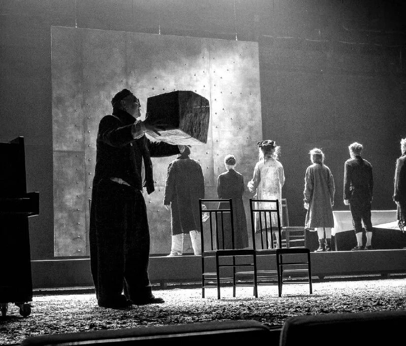 Мещане театр на васильевском. Андрей мягков спектакль мещане. Театр современник осипова елена. Трагедия вид театрального искусства. Спектакль любовь и голуби с ниной дорошиной.