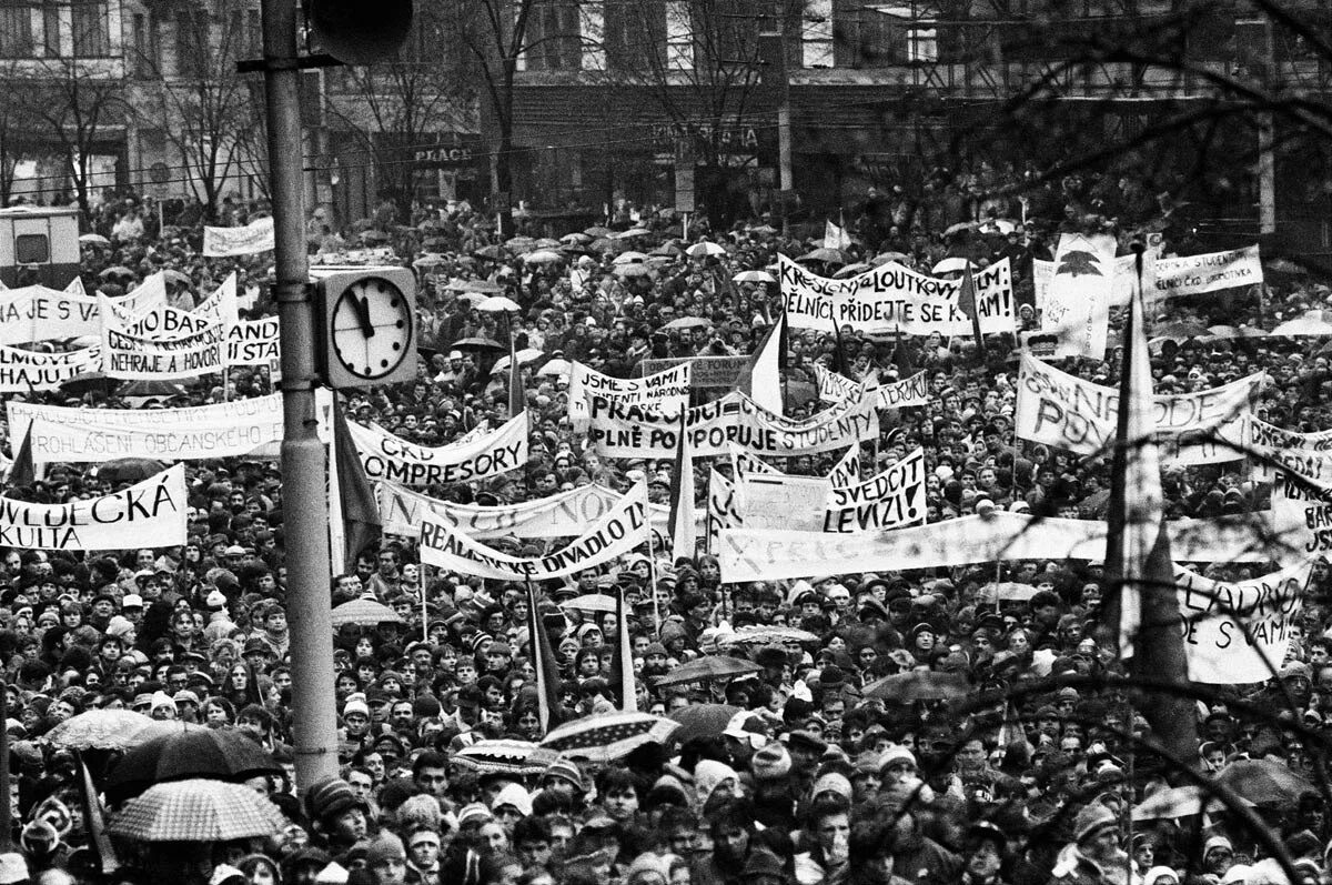 Бархатные революции 1989 страны. Революция в Польше 1989. Бархатная революция в Чехословакии. Революция в Венгрии 1989. Революция в Чехословакии 1989.