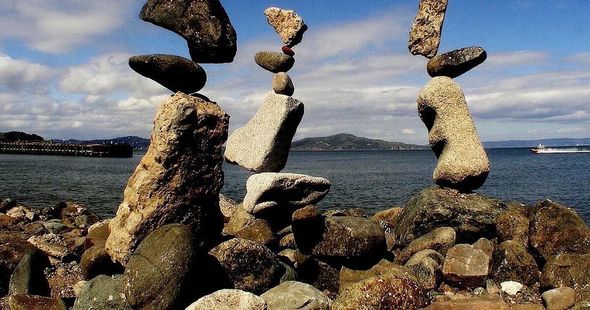 Stone photo. Чудо света камни Стоун. Сейды Териберка. Стоячие камни. Висячий камень.