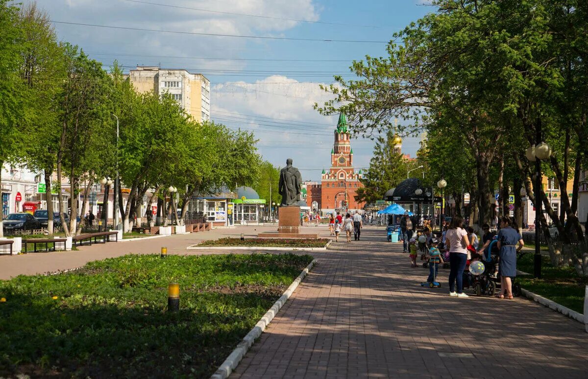 Йошкар-ола парк чавайна. Йошкар-ола парк чавайна. Памятник на бульваре чавайна. Парк йошкар ола. Бульвар в йошкар оле.
