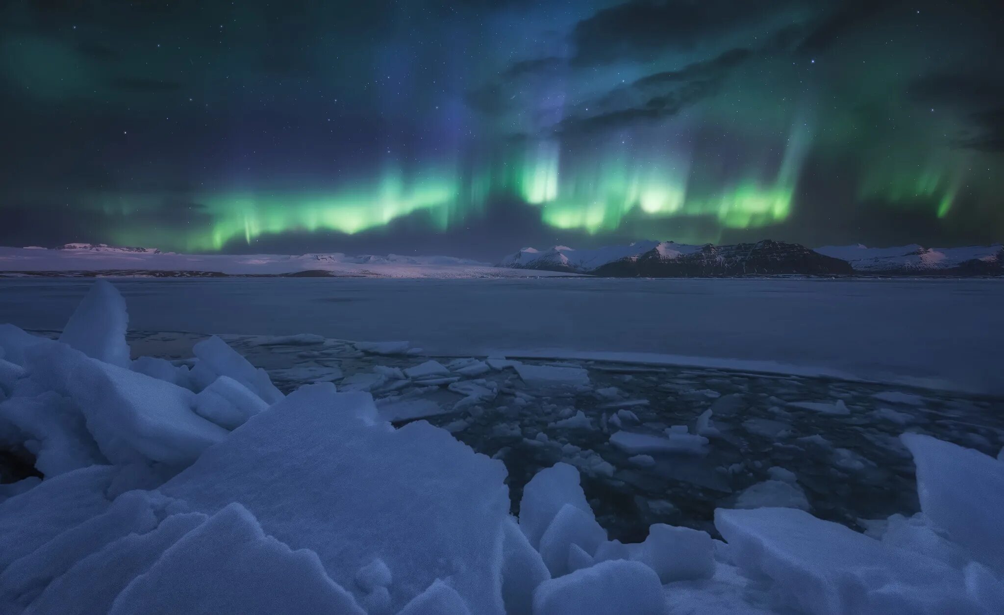 Паанаярви Северное сияние. Полярная ночь с северным сиянием в Антарктиде. Северно Ледовитый океан Северное сияние. Антарктида Северное сияние. Сияние в сугробе